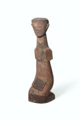 A LACQUERED WOOD FIGURE OF AN ATTENDANT