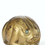 A RARE GILT-BRONZE WEIGHT IN THE FORM OF A RECUMBENT HARE - Foto 1
