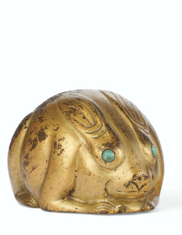 A RARE GILT-BRONZE WEIGHT IN THE FORM OF A RECUMBENT HARE - Foto 1
