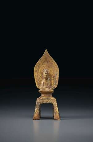 A SMALL GILT-BRONZE FIGURE OF SEATED BUDDHA - Foto 1