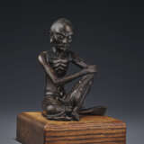 A SILVER-INLAID BRONZE FIGURE OF A SEATED LUOHAN - Foto 1