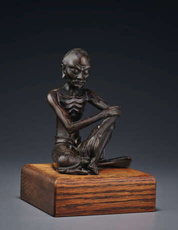 A SILVER-INLAID BRONZE FIGURE OF A SEATED LUOHAN - photo 1