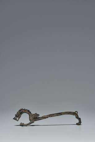 A BRONZE LEOGRYPH-FORM INCENSE BURNER HANDLE - photo 4