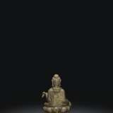 A BRONZE FIGURE OF BUDDHA SHAKYAMUNI - Foto 2