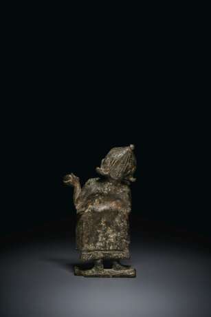 A SILVER-INLAID BRONZE FIGURE OF A DONOR - фото 2