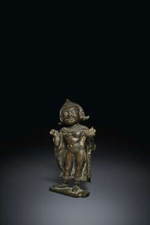 A SILVER-INLAID BRONZE FIGURE OF A DONOR - Foto 3