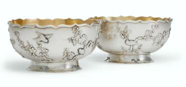 A PAIR OF CHINESE EXPORT SILVER BOWLS