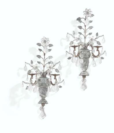 Bagues, Maison. A PAIR OF FRENCH SILVERED-METAL, GLASS AND ROCK CRYSTAL TWIN... - фото 1