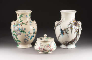 Zwei Vasen Und Deckeldose