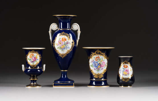 Vier Kobaltblaue Vasen Mit Blumenmalerei - Foto 1