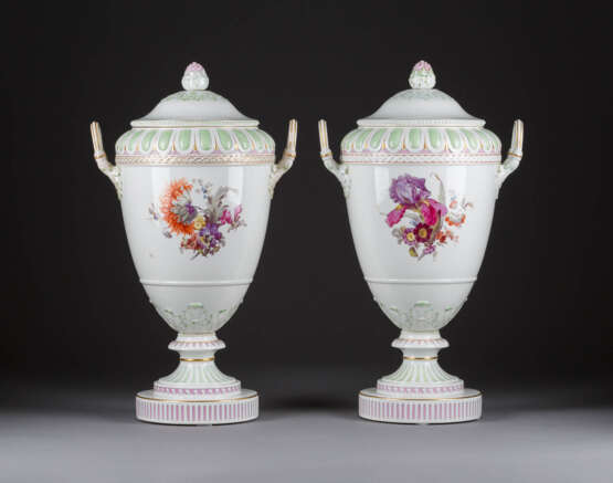 Paar Signierte Weimar-Vasen Mit Blumen- Und Landschaftmalerei - Foto 2