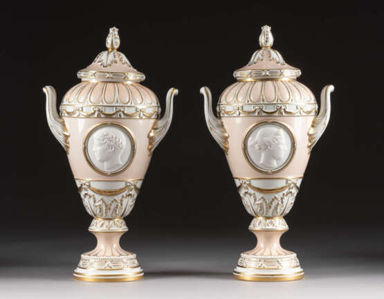 Paar Weimar-Vasen Mit Antikisierenden Profilen - фото 1
