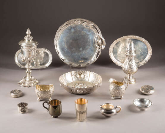 Sammlung Von 14 Silberobjekten Und Einem Versilberten Becher - фото 1