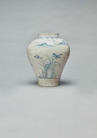 A BLUE AND WHITE PORCELAIN JAR WITH THREE WORTHIES PLAYING W... - фото 2