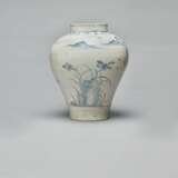 A BLUE AND WHITE PORCELAIN JAR WITH THREE WORTHIES PLAYING W... - Foto 2