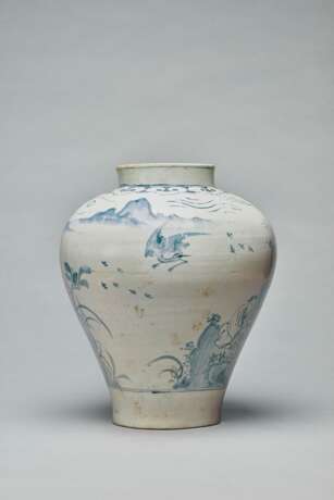 A BLUE AND WHITE PORCELAIN JAR WITH THREE WORTHIES PLAYING W... - Foto 3