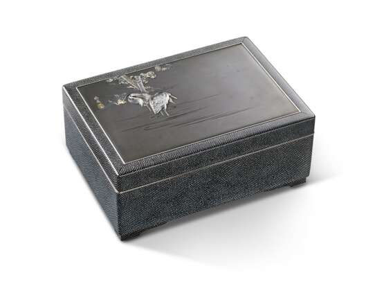 AN IMPORTANT SOFT-METAL-INLAID SHIBUICHI AND LACQUER BOX AND... - фото 1