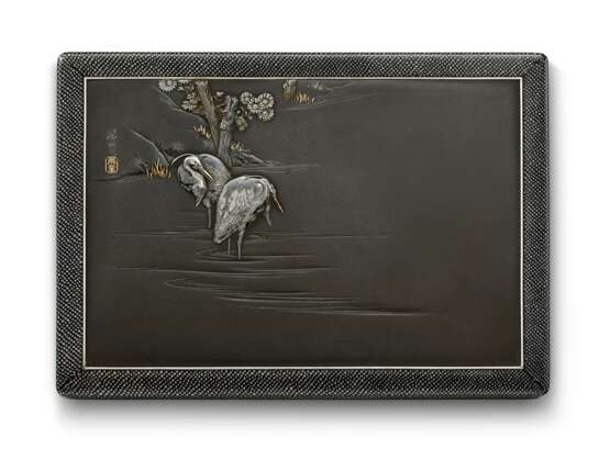 AN IMPORTANT SOFT-METAL-INLAID SHIBUICHI AND LACQUER BOX AND... - фото 3