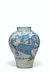 A BLUE AND WHITE PORCELAIN DRAGON JAR