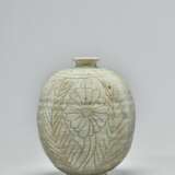 A BUNCHEONG INCISED STONEWARE BOTTLE VASE - фото 1