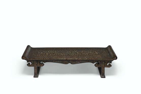 A MOTHER-OF-PEARL INLAID RECTANGULAR TABLE - фото 1