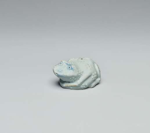 A WHITE PORCELAIN TOAD-FORM WATER DROPPER - Foto 1