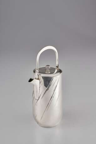 A SILVER EWER AND COVER - Foto 1