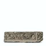 A GRAY SCHIST RELIEF WITH FOLIATE SCROLL - Foto 1