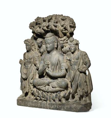 A RARE AND MAGNIFICENT GRAY SCHIST RELIEF TRIAD OF BUDDHA SH... - photo 2