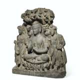 A RARE AND MAGNIFICENT GRAY SCHIST RELIEF TRIAD OF BUDDHA SH... - Foto 2