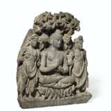 A RARE AND MAGNIFICENT GRAY SCHIST RELIEF TRIAD OF BUDDHA SH... - Foto 3