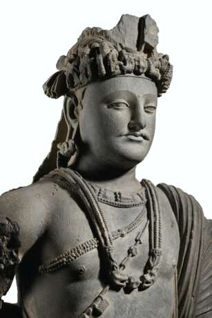 A LARGE AND IMPORTANT GRAY SCHIST FIGURE OF A BODHISATTVA - Foto 3