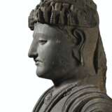 A LARGE AND IMPORTANT GRAY SCHIST FIGURE OF A BODHISATTVA - Foto 4