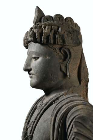 A LARGE AND IMPORTANT GRAY SCHIST FIGURE OF A BODHISATTVA - фото 4