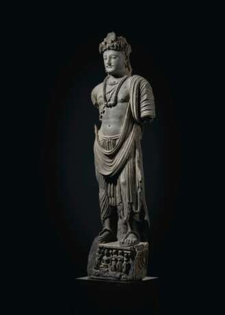 A LARGE AND IMPORTANT GRAY SCHIST FIGURE OF A BODHISATTVA - Foto 5