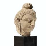 A STUCCO HEAD OF BUDDHA - Foto 3