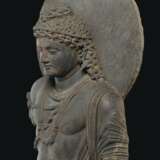 A MONUMENTAL GRAY SCHIST BUST OF A BODHISATTVA - фото 2