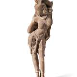 A RED SANDSTONE FIGURE OF A CELESTIAL WOMAN - Foto 1