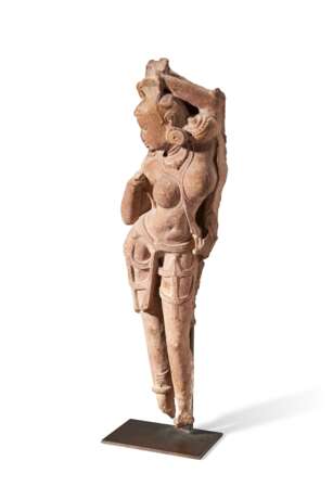 A RED SANDSTONE FIGURE OF A CELESTIAL WOMAN - Foto 2