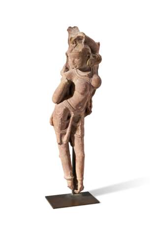 A RED SANDSTONE FIGURE OF A CELESTIAL WOMAN - Foto 3