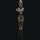 A LARGE RED SANDSTONE FIGURE OF A GODDESS - Foto 1