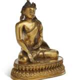 A GILT-COPPER FIGURE OF A CROWNED BUDDHA - photo 2
