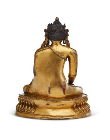 A GILT-COPPER FIGURE OF A CROWNED BUDDHA - photo 3