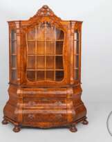 Старинный посудный шкаф