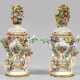 Paar Potpourri-Vasen mit Amoretten und Watteauszenen - фото 1