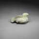 A VERY RARE AND IMPORTANT PALE GREENISH-WHITE AND GREY JADE FIGURE OF A RECUMBENT BIRD - Foto 1
