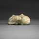 A FINELY CARVED YELLOW AND RUSSET JADE FIGURE OF A RECUMBENT BACTRIAN CAMEL - Foto 1