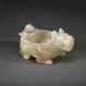 A VERY RARE PALE GREENISH-WHITE AND RUSSET JADE YI-FORM POURING VESSEL - Foto 1