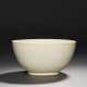 A RARE WHITE STONEWARE BOWL - Foto 1