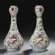 AN EXCEPTIONAL PAIR OF LARGE WUCAI `GARLIC-MOUTH` VASES - Foto 1